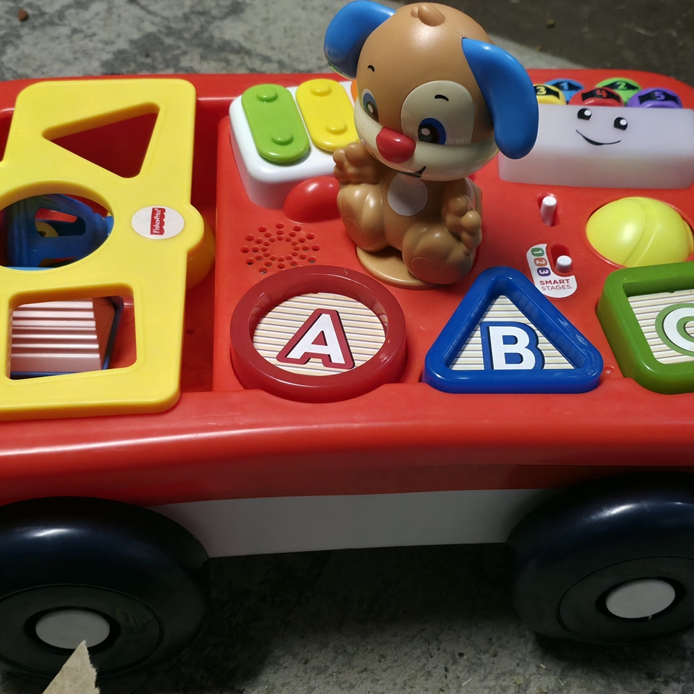 Fisher-Price Laugh & Learn Pull & Play Wagon. Missing 1 Small Toy.